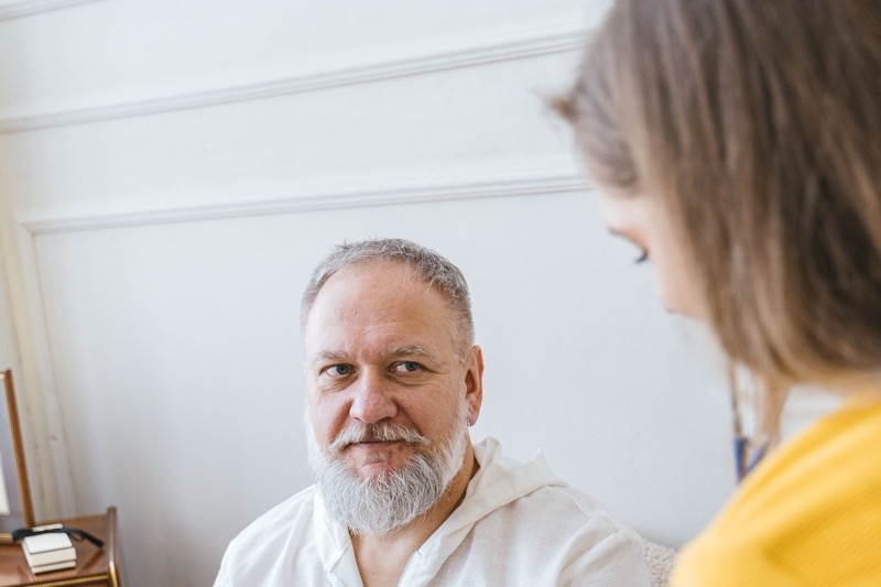 Pflegefachkraft misst den Blutdruck eines Seniors