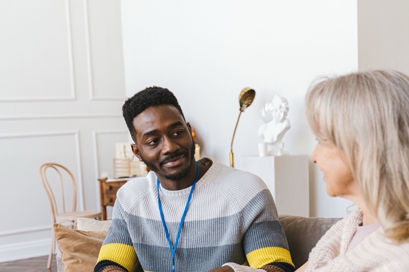 Pflegekraft unterstützt eine Seniorin bei der Körperpflege